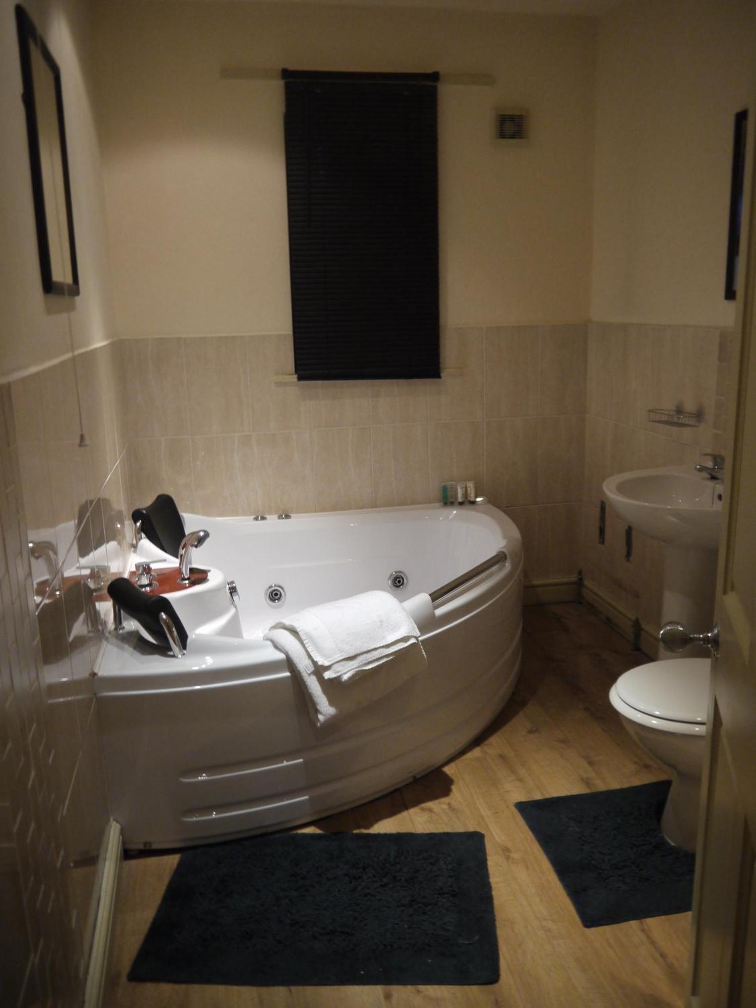 Dimple Well Lodge Hotel 웨이크필드 외부 사진